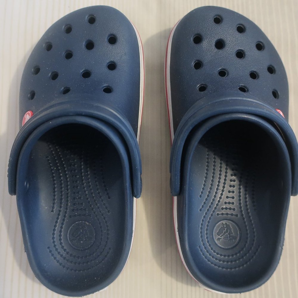 crocs size j2 navy and white with red line
